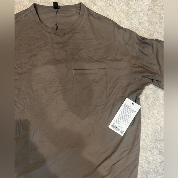 Brand new never worn lulu lemon fundamental pockt T tshirt. - Picture 2 of 3
